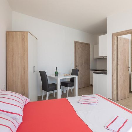 Ferienwohnung Absolute Beach Holidays Dugi Rat Exterior foto