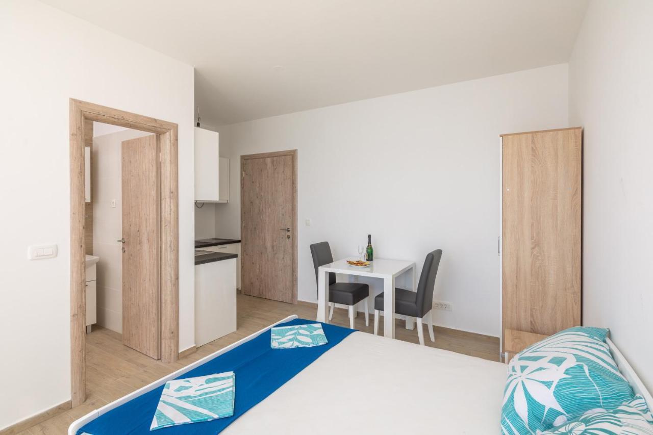 Ferienwohnung Absolute Beach Holidays Dugi Rat Exterior foto