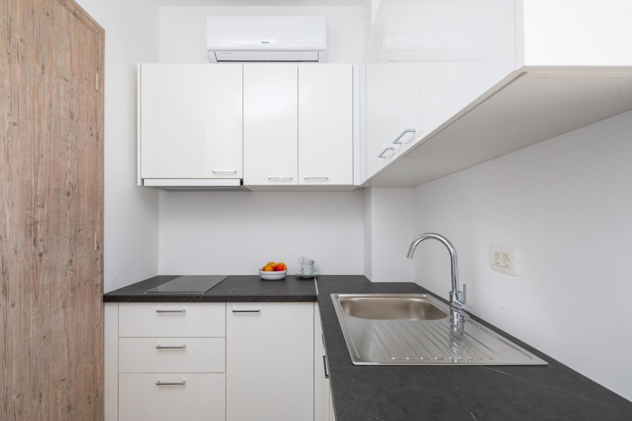 Ferienwohnung Absolute Beach Holidays Dugi Rat Exterior foto