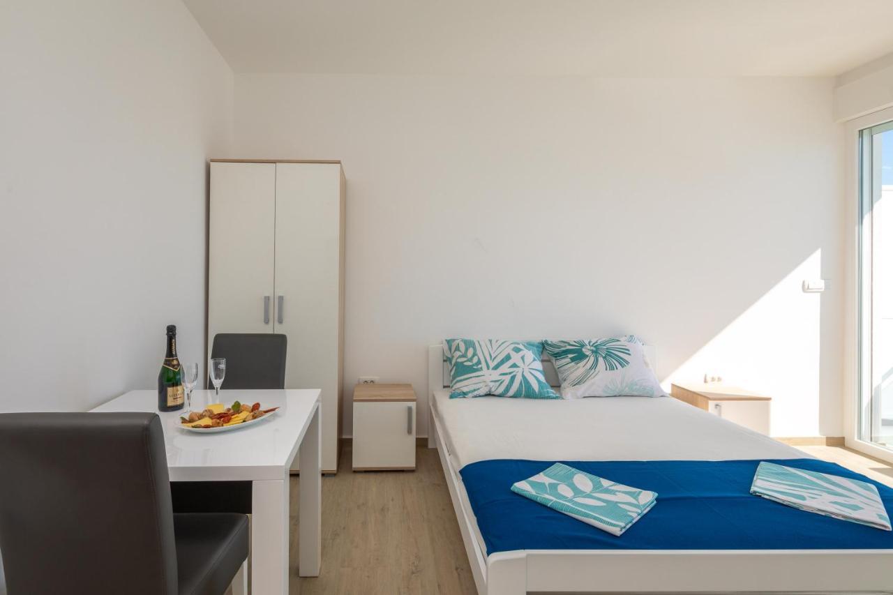 Ferienwohnung Absolute Beach Holidays Dugi Rat Exterior foto