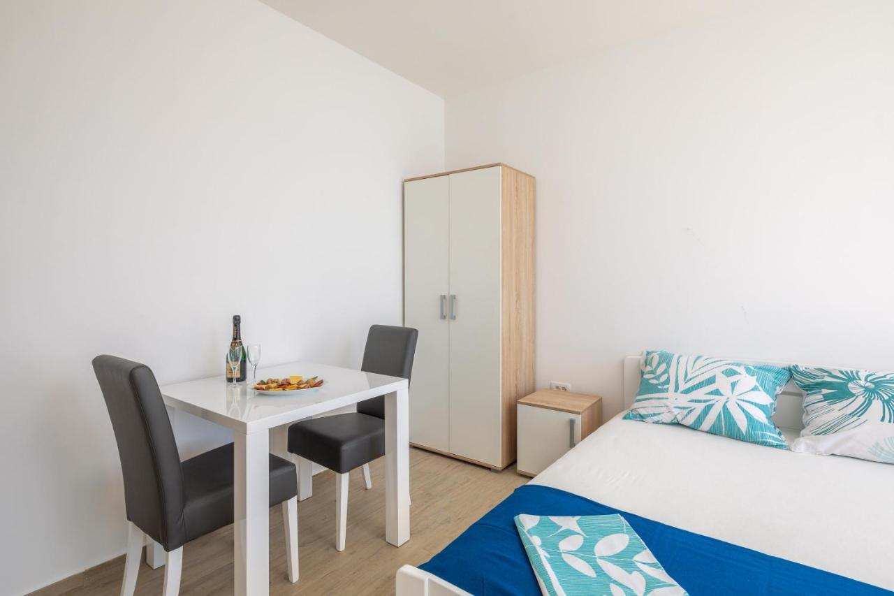 Ferienwohnung Absolute Beach Holidays Dugi Rat Exterior foto